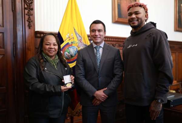 Michael Morales fue condecorado por el presidente Noboa en Carondelet.