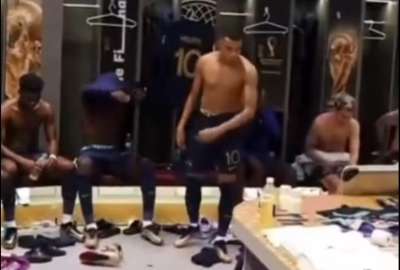 Mabpp&eacute; dio una arenga a sus compa&ntilde;eros en el entretiempo de la final de Qatar 2022