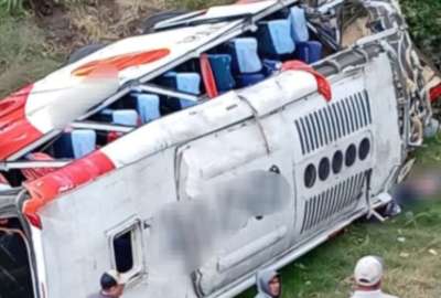 Bus cay&oacute; por un barranco y cobr&oacute; la vida de nueve personas.