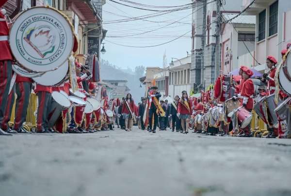 Guaranda tuvo un desfile c&iacute;vico en sus 204 a&ntilde;os de independencia. 