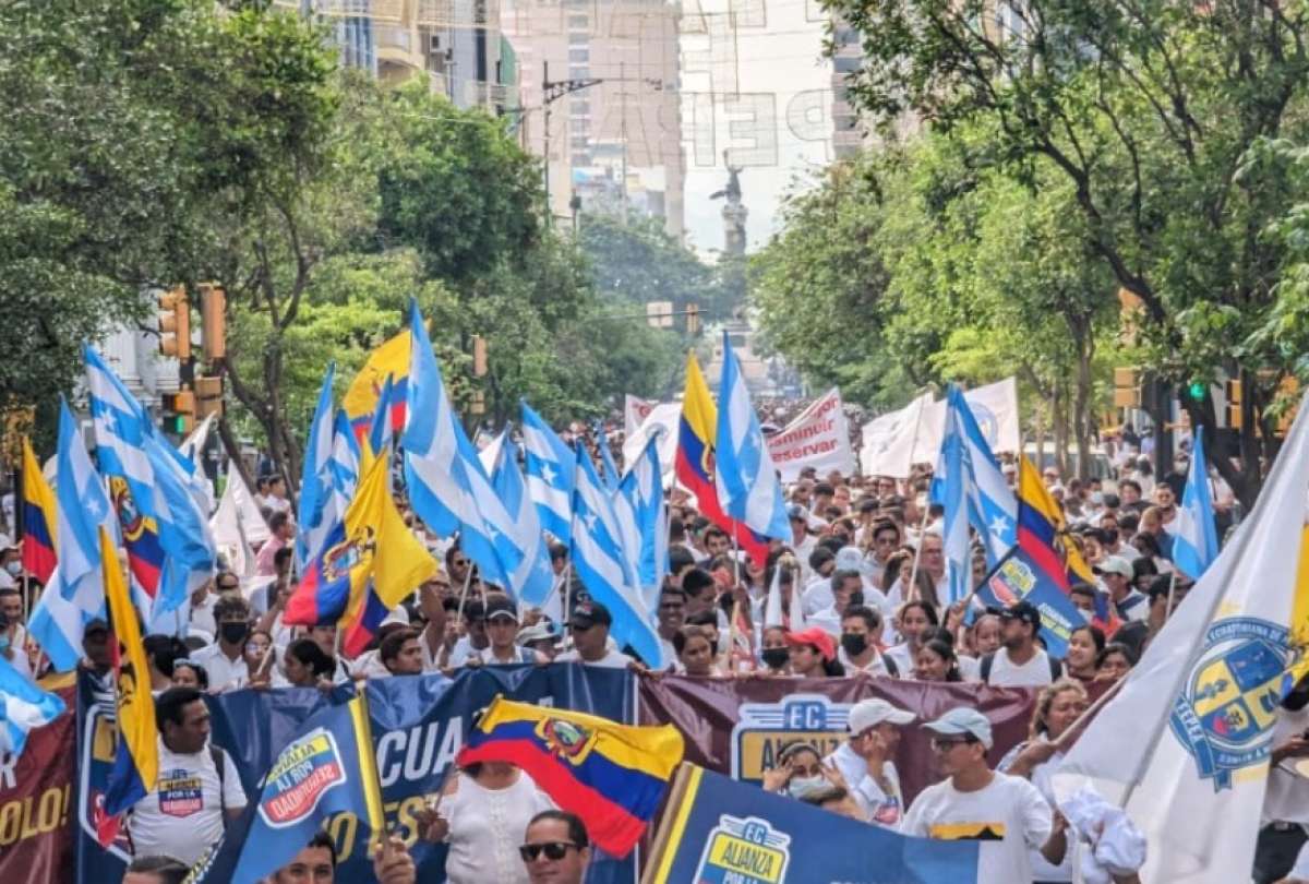 La Alianza por la Seguridad marchó por Guayaquil para apoyar a las preguntas de la Consulta Popular. 