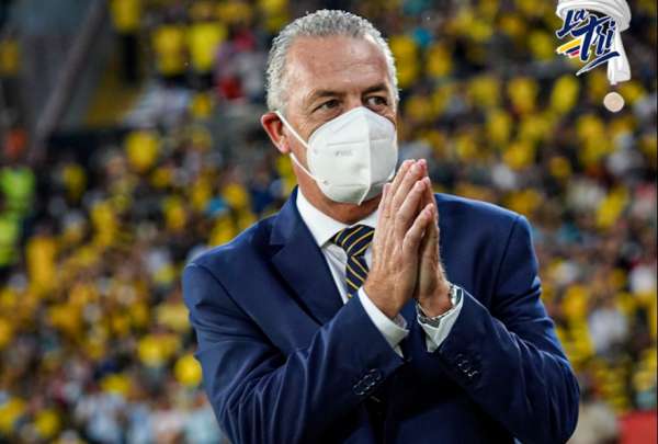 Gustavo Alfaro agradece a la afici&oacute;n en el estadio Monumental, tras el empate con Argentina