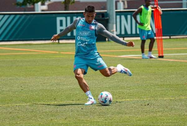 &Aacute;ngel Mena no se plantea dejar la selecci&oacute;n