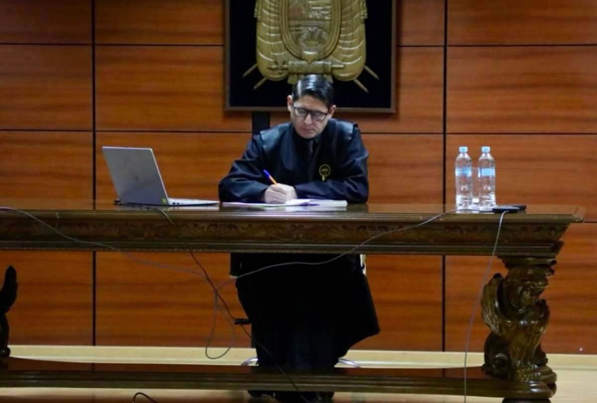 E juez Walter Macías preside la audiencoia preparatoria de juicio.
