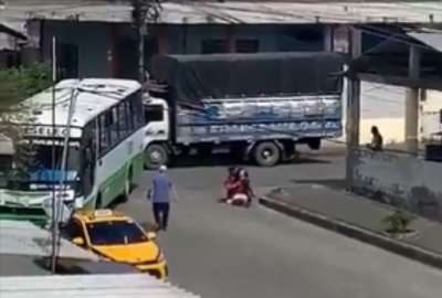 Un ciudadano que pasaba por el lugar tambi&eacute;n colabor&oacute; para evitar que se den a la fuga