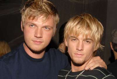 Nick Carter (izq.) junto a su hermano Aaron, quien falleci&oacute; el s&aacute;bado 5 de noviembre. 