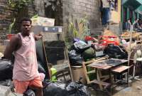 Habitantes de Esmeraldas duermen con sus enseres en las calles por temor