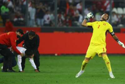 Gallese mientras lanza el tel&eacute;fono del hincha