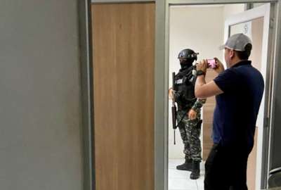 La fiscal&iacute;a allan&oacute; oficinas en Los R&iacute;os. Las autoridades buscan a Lenin G., quien habr&iacute;a dejado en libertad a tres presuntos miembros de la mafia albanesa.