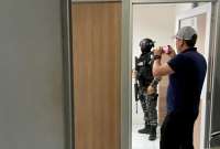La fiscal&iacute;a allan&oacute; oficinas en Los R&iacute;os. Las autoridades buscan a Lenin G., quien habr&iacute;a dejado en libertad a tres presuntos miembros de la mafia albanesa.