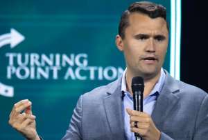 FBI publica dos fotos del sospechoso de asesinar de Charlie Kirk