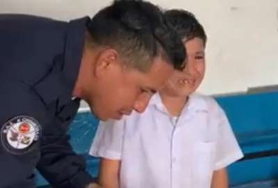 Marino ecuatoriano sorprende a su hijo en su cumplea&ntilde;os