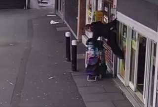 Reino Unido: una mujer se qued&oacute; atrapada en la puerta de una tienda
