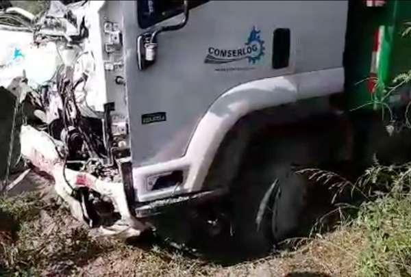 Cami&oacute;n se impact&oacute; contra una vivienda en Quito