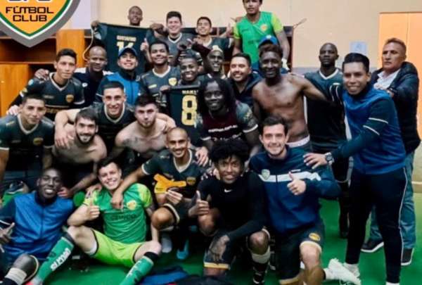 Carlos Calder&oacute;n (der.) posa con sus ahora exjugadores