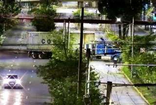Quito: Tr&aacute;iler se estrell&oacute; en la 10 de Agosto y oblig&oacute; a cerrar el carril del Trole
