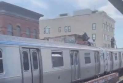 Un a&ntilde;o despu&eacute;s de la muerte de joven que &ldquo;surfe&oacute;&rdquo; en el Metro de Nueva York, madre realiz&oacute; una demanda.