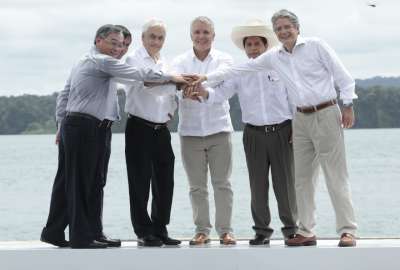 Guillermo Lasso (der.), presidente de la Rep&uacute;blica, posa con los mandatarios en Cartagena