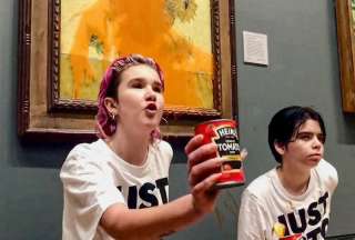 Dos activistas lanzaron sopa a una pintura de Van Gogh