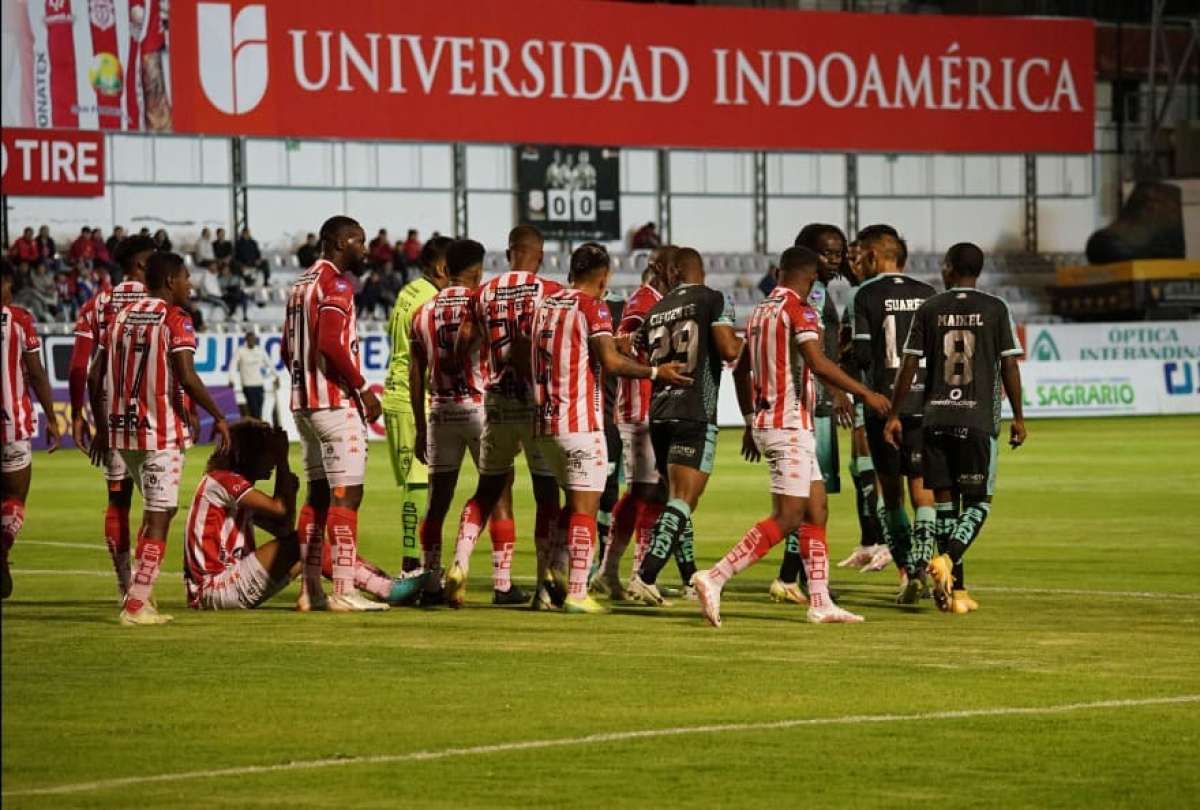 Hinchas de T&eacute;cnico Universitario insultaron a los jugadores tras empatar con Cumbay&aacute;