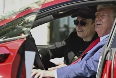 El Tesla rojo de Trump, en suspenso tras la ruptura con Musk.