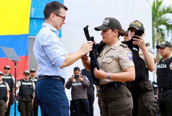 El Gobierno Nacional tambi&eacute;n entreg&oacute; 11.000 chalecos antibalas a la Polic&iacute;a de Dur&aacute;n.