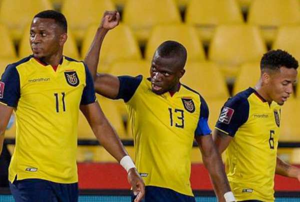 &Eacute;nner Valencia (centro) es el goleador hist&oacute;rico de la Selecci&oacute;n