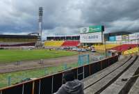 En Cuenca, 120 presos sentenciados por delitos no violentos hicieron trabajo comunitario en el estadio Alejandro Serrano Aguilar.