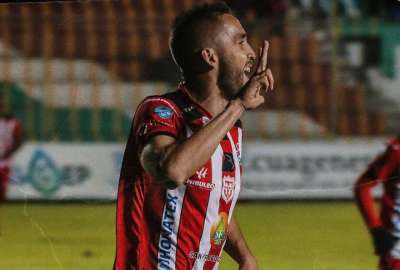 Jean Carlos Blanco festeja el segundo gol de T&eacute;cnico Universitario frente al Gualaceo. 