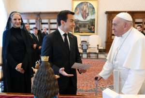 Noboa le entreg&oacute; al Papa Francisco una imagen de la Virgen del Cisne, elaborada por artesanos ecuatorianos. 