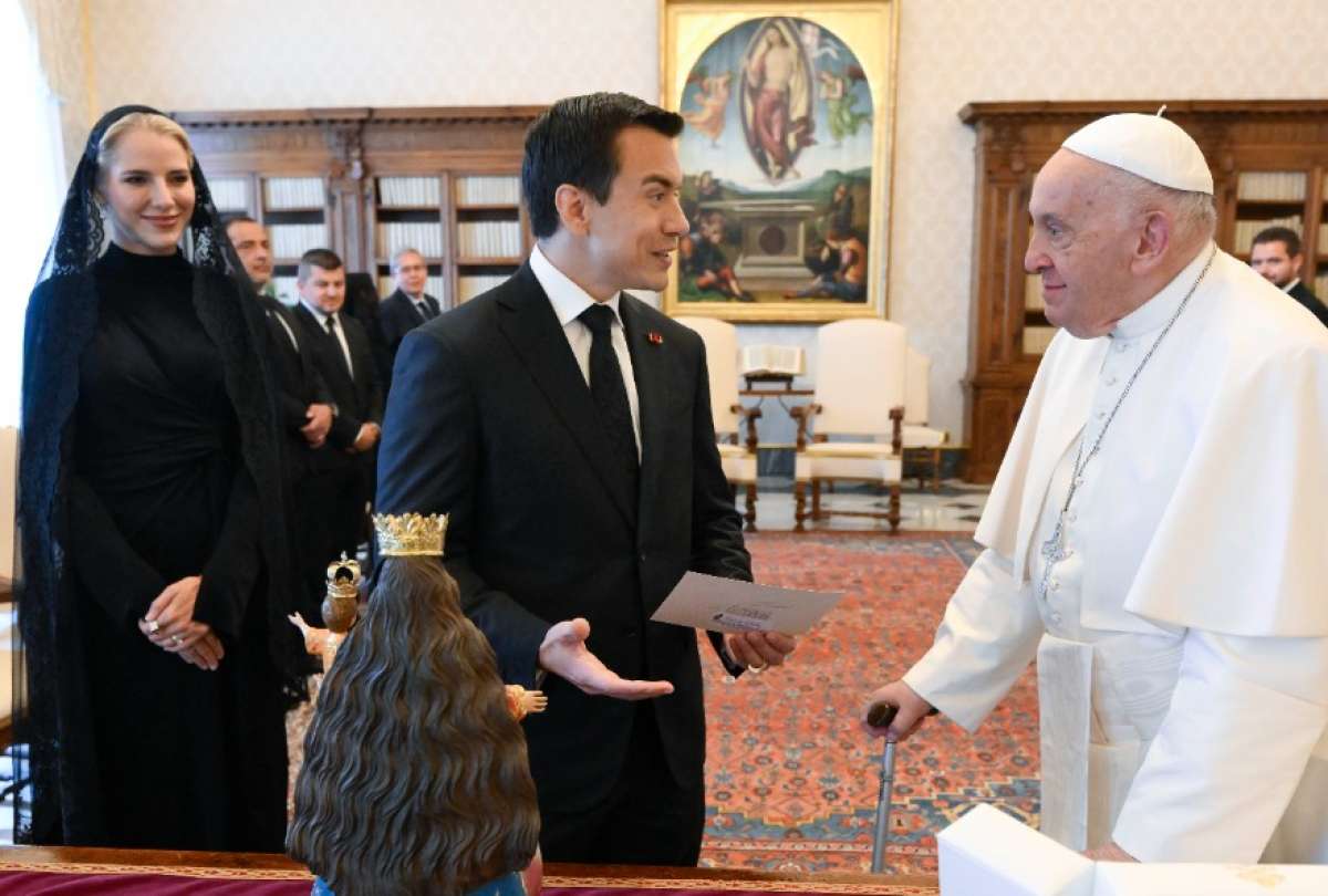 Noboa le entreg&oacute; al Papa Francisco una imagen de la Virgen del Cisne, elaborada por artesanos ecuatorianos. 