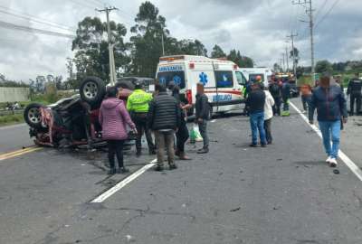 Tres carros colisionaron en la Panamericana Sur, en el cant&oacute;n Mej&iacute;a.