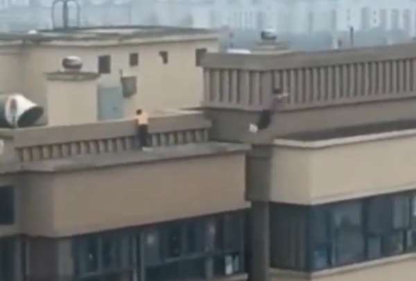 El video de los ni&ntilde;os practicando parkour en un edificio se hizo viral en redes sociales.