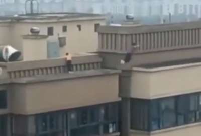 Ni&ntilde;os practican parkour en un edificio de m&aacute;s de 17 pisos de altura