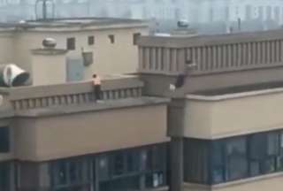 Ni&ntilde;os practican parkour en un edificio de m&aacute;s de 17 pisos de altura