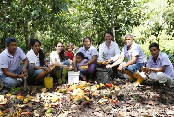 Paccari realiza acciones para incluir a mujeres en la cadena de producci&oacute;n del chocolate.