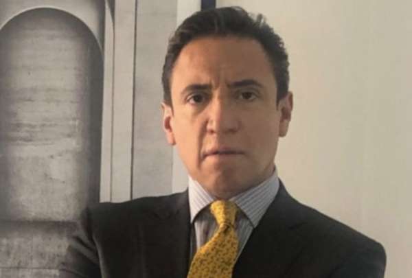 Jorge Ch&eacute;rrez (izq.) recibi&oacute; un reconocimiento por parte del asamble&iacute;sta Jos&eacute; Serrano, exministro de Gobierno.