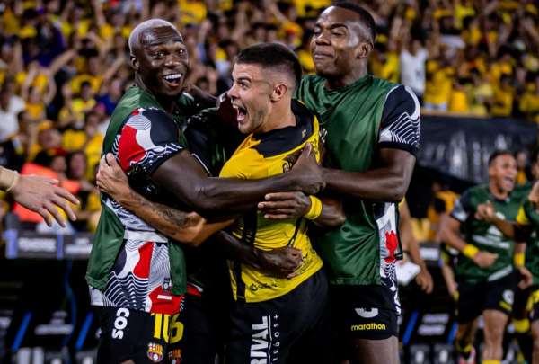 Felipe Caicedo (izquierda) debut&oacute; en un partido oficial con Barcelona