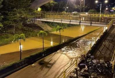 Autoridades rescataron a personas adultas mayores, atrapados en la inundaci&oacute;n en Colombia