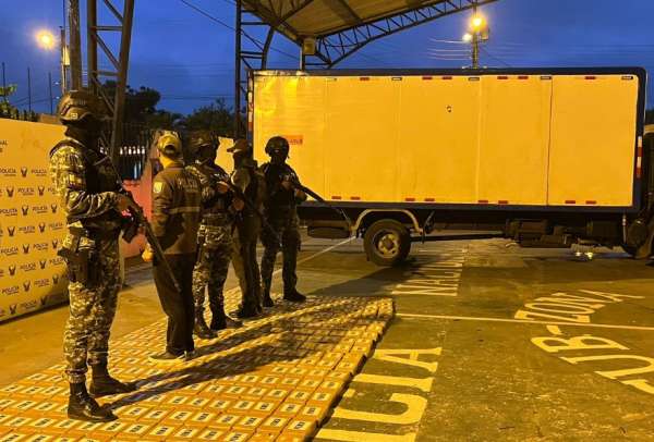 A trav&eacute;s de la ejecuci&oacute;n de operativos, la Polic&iacute;a Nacional incaut&oacute; 300 kilos de clorhidrato de coca&iacute;na que eran transportados en un veh&iacute;culo tipo cami&oacute;n.