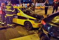 Un taxi y un vehículo tipo sedán colisionaron al norte de Quito.