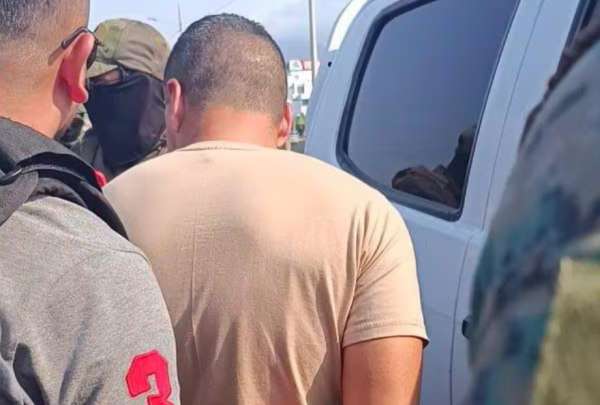 Durante un control militar, se descubri&oacute; que el n&uacute;mero de serie del autom&oacute;vil no coincid&iacute;a con la matr&iacute;cula y estaba registrado como robado. 