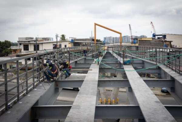 El nuevo paso peatonal sobre la autopista Narcisa de Jes&uacute;s de Guayaquil tiene un 85% de avance de obra.