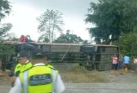 Un autob&uacute;s que cubr&iacute;a la ruta Quito-Esmeraldas se volc&oacute; a la altura de la Independencia. 