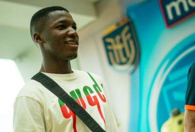 Mois&eacute;s Caicedo lleg&oacute; a la Casa de la Selecci&oacute;n. 