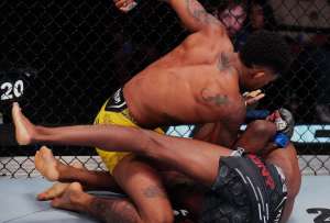 El peleador ecuatoriano derrot&oacute; a Neil Magny por nocaut t&eacute;cnico en el primer round.