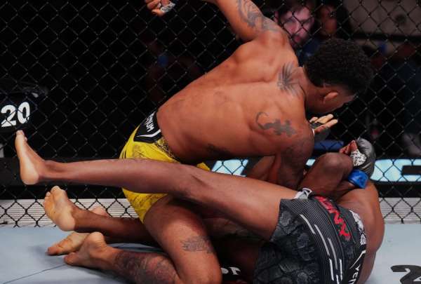 El peleador ecuatoriano derrot&oacute; a Neil Magny por nocaut t&eacute;cnico en el primer round.