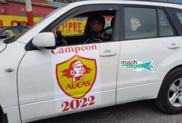 Un veh&iacute;culo con el logo de Aucas campe&oacute;n 2022 circula por las calles de Quito