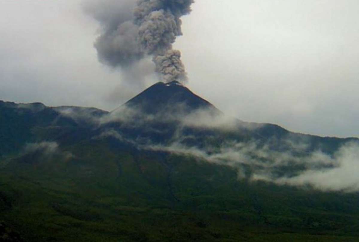 La alerta de este volcán se mantiene en naranja.