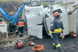 Una persona result&oacute; herida tras el volcamiento de una volqueta